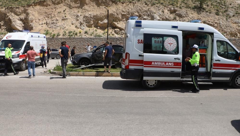 Otomobil ile hafif ticari araç çarpıştı: 6 yaralı