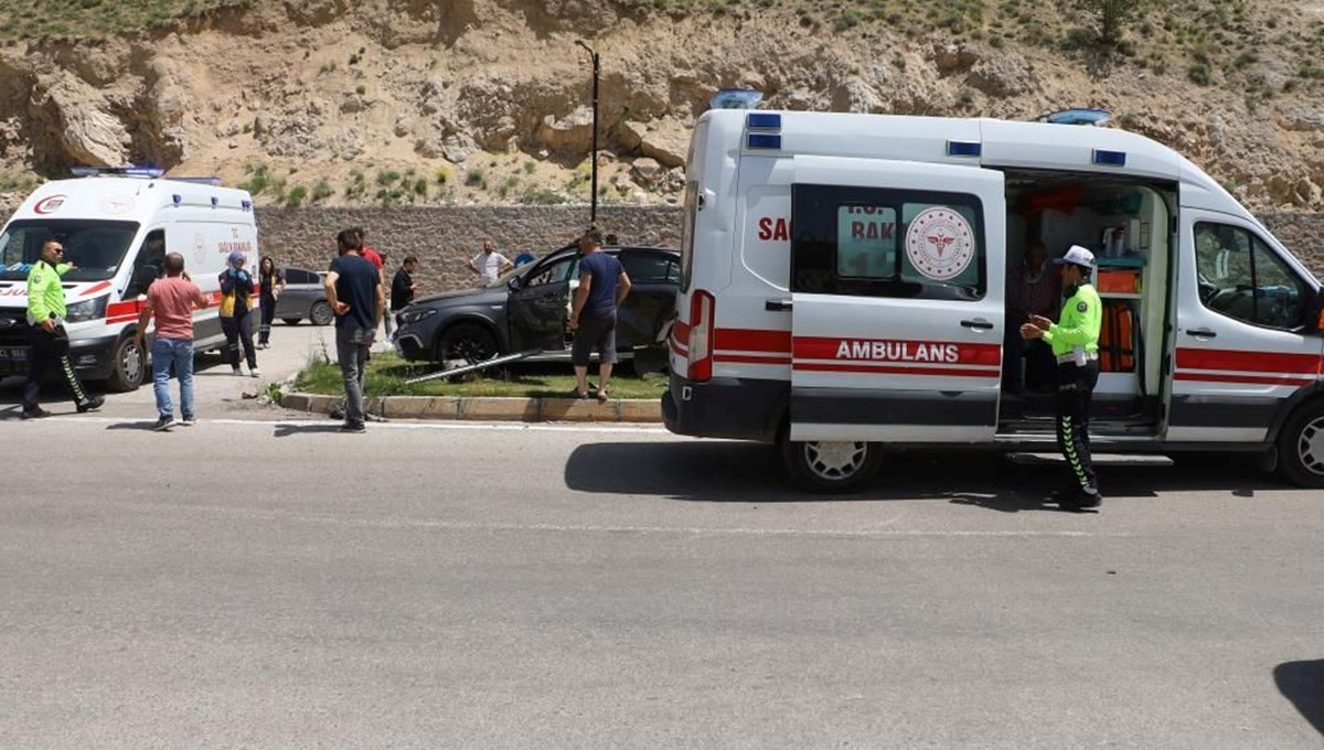 Otomobil ile hafif ticari araç çarpıştı: 6 yaralı Otomobil ile hafif ticari araç çarpıştı: 6 yaralı