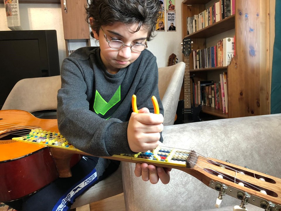 10 yaşındaki Atlas'ın lego mikrotonal gitarı dünya birincisi oldu - 2
