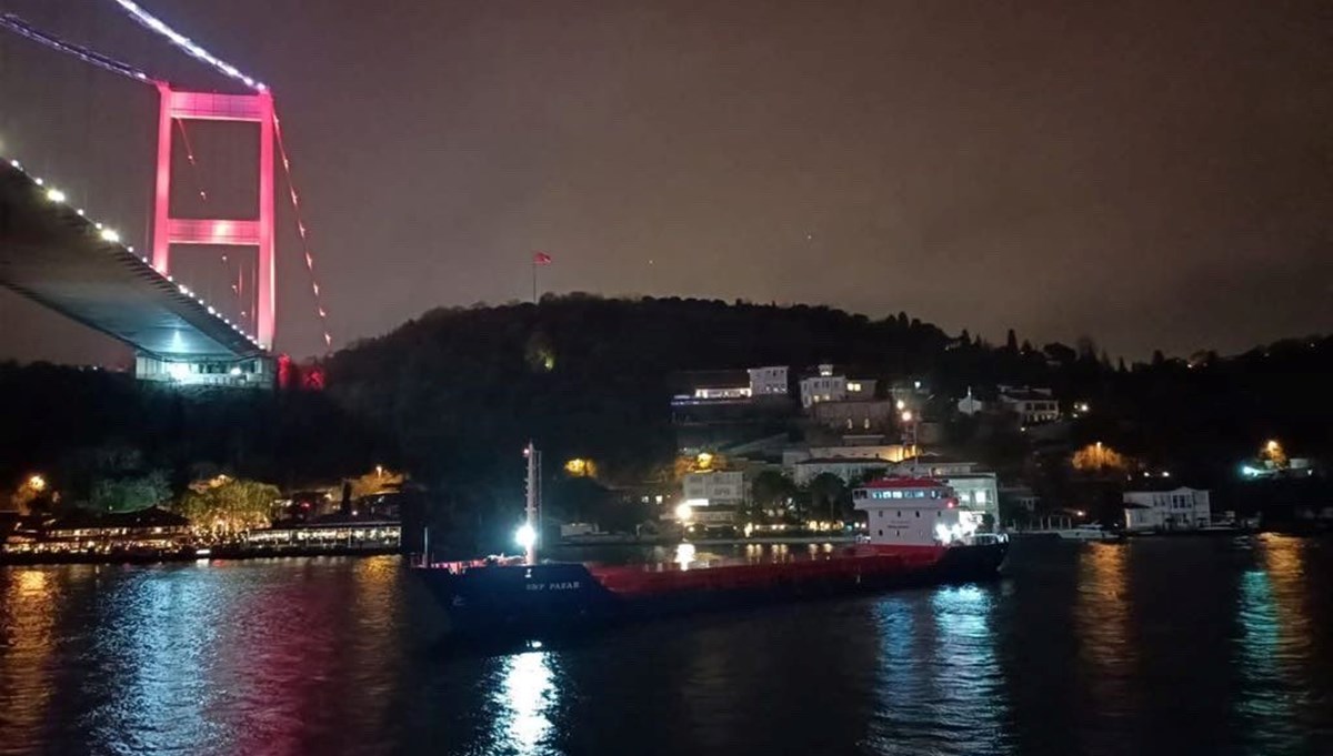 İstanbul Boğazı'nda gemi trafiği askıya alındı İstanbul Boğazı'nda gemi trafiği askıya alındı