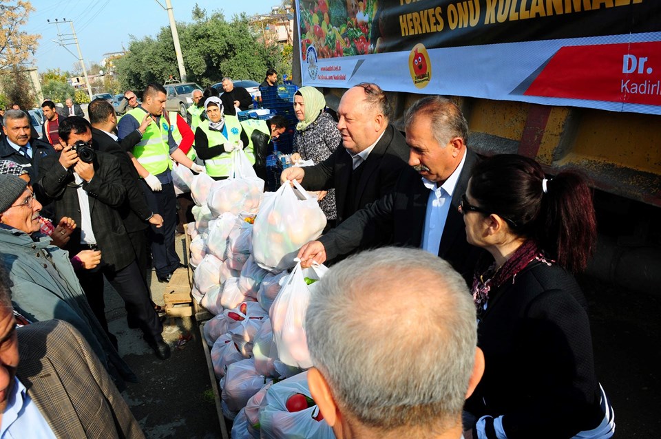 Rusya'nın almadığı 20 ton meyve ve sebze vatandaşa dağıtıldı - 1