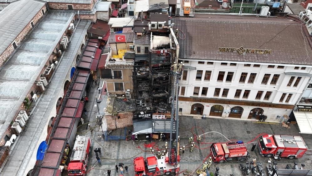 Yangın nedeniyle binada büyük çaplı hasar oluştu.