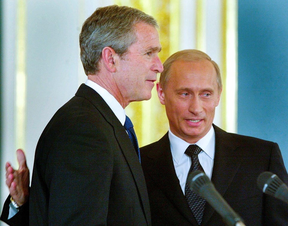Eski ABD Başkanı Bush ve Rusya lideri Vladirmir Putin silah anlaşması imzalarken (Moskova, 2002)
