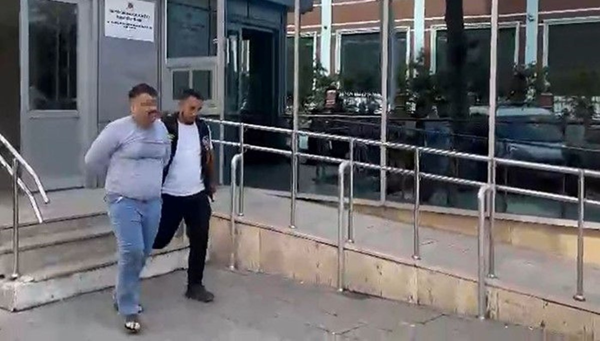 Esenyurt'ta sokakta çıplak dolaşan kişi yakalandı Esenyurt'ta sokakta çıplak dolaşan kişi yakalandı