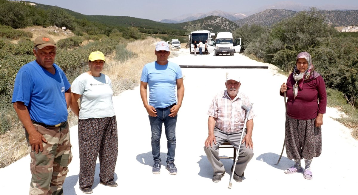 Toz güllerini kuruttu: Çiftçi odun ve taşlarla yolu kapadı