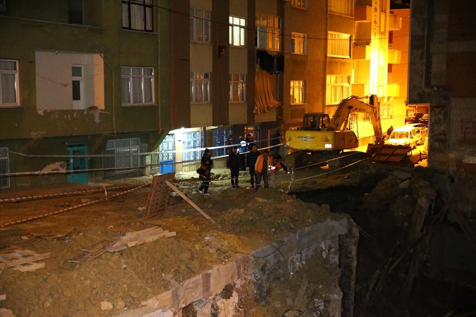 İstanbul'da istinat duvarı çöktü - 1