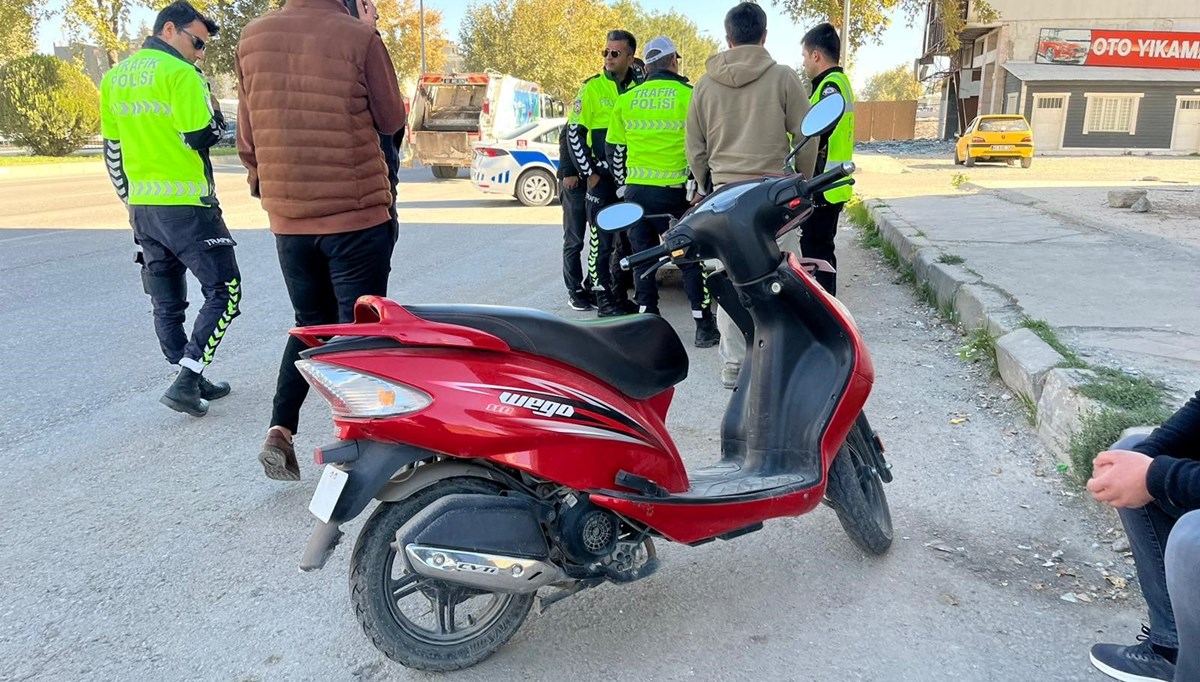 Ehliyetsiz, plakasız ve kasksız motosiklet kulanan sürücüye 23 bin TL ceza Ehliyetsiz, plakasız ve kasksız motosiklet kulanan sürücüye 23 bin TL ceza