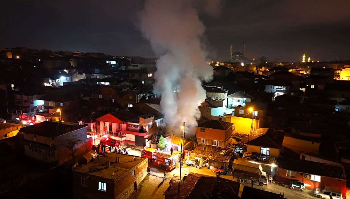 Dumanlar gökyüzünü kapladı! Yangında 3 gecekondu küle döndü