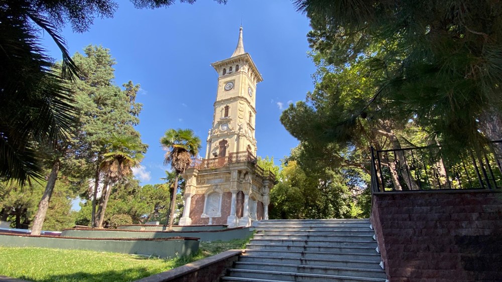 Tarihi İzmit Saat Kulesi'nin altındaki çeşmelere ve mermerlere tahribat - 1