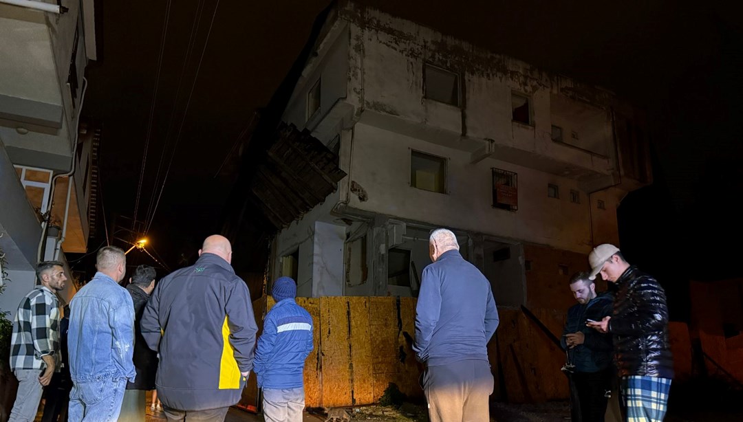 Balıkesir'deki deprem Sakarya'da paniğe neden oldu: Sokak trafiğe kapatıldı