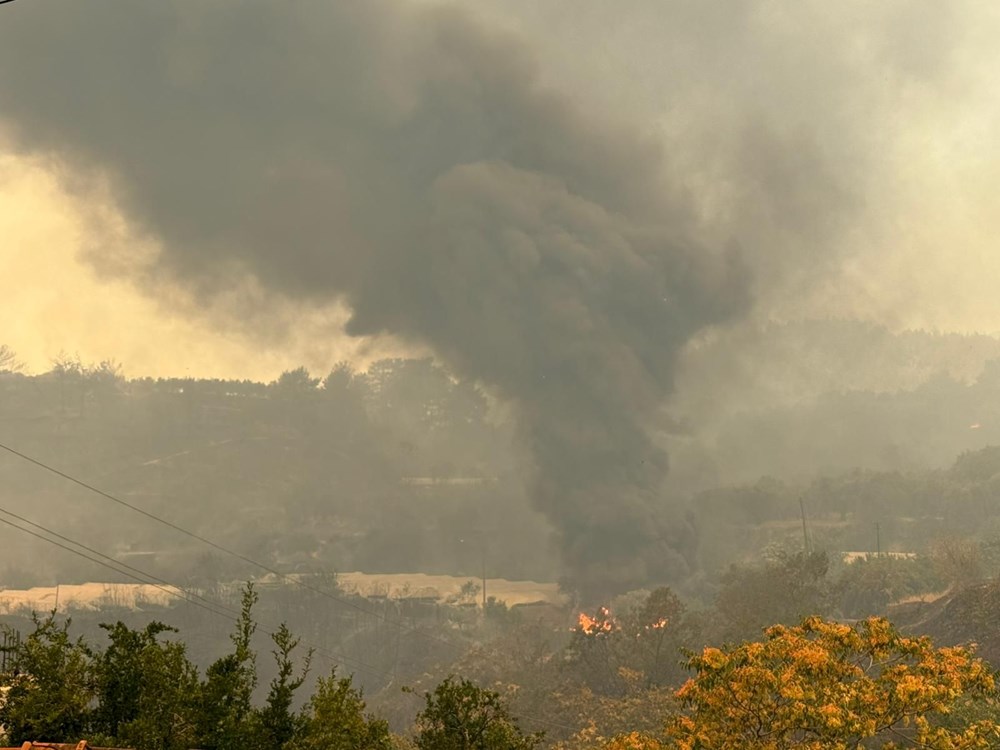 3 ilde yangın felaketi: 50 bini aşkın kişi tahliye edildi - 3