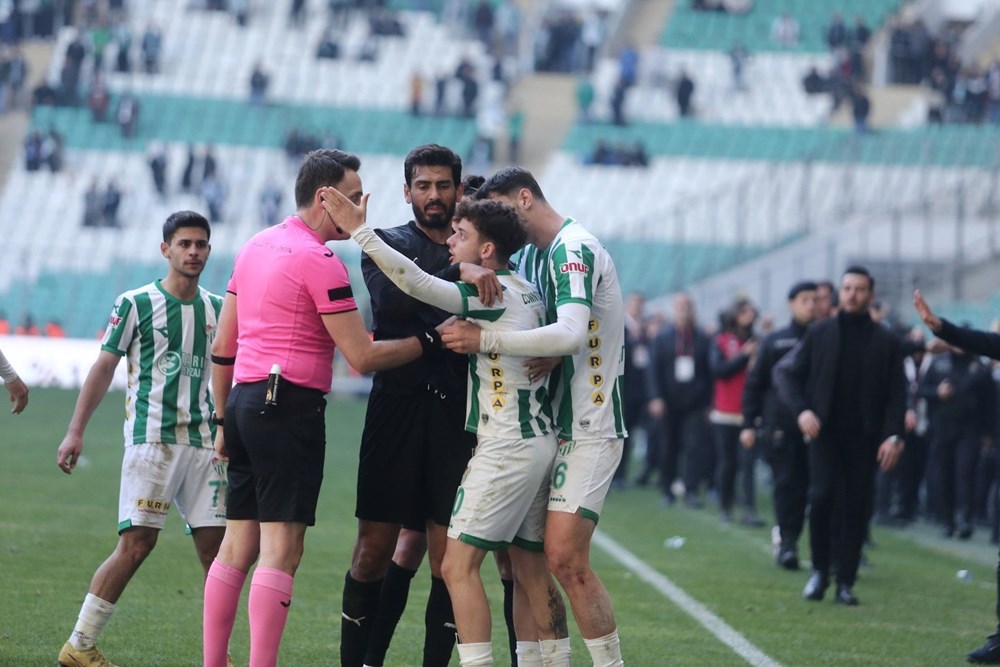 Bursaspor-Diyarbekirspor maçında futbolcular birbirine girdi: 6 kırmızı kart, 1 gözaltı - 6