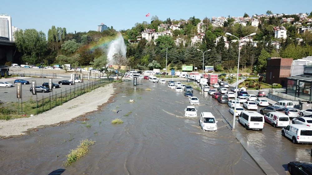 Başakşehir'de su borusu patladı: Yollar göle döndü - 4