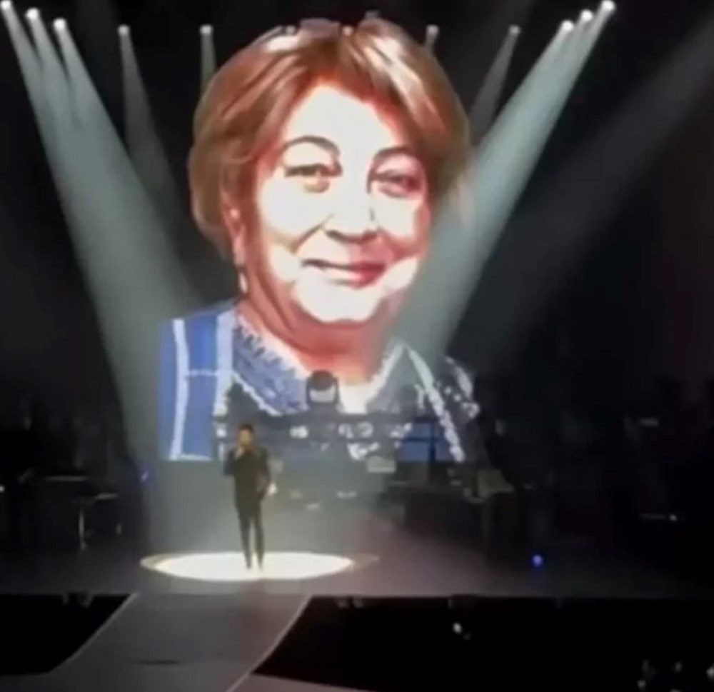 Tarkan annesini kaybettikten sonra birinci sefer sahnede: Gözyaşlarına boğuldu 76 9IAipa4lk T9kmZs5IDiw