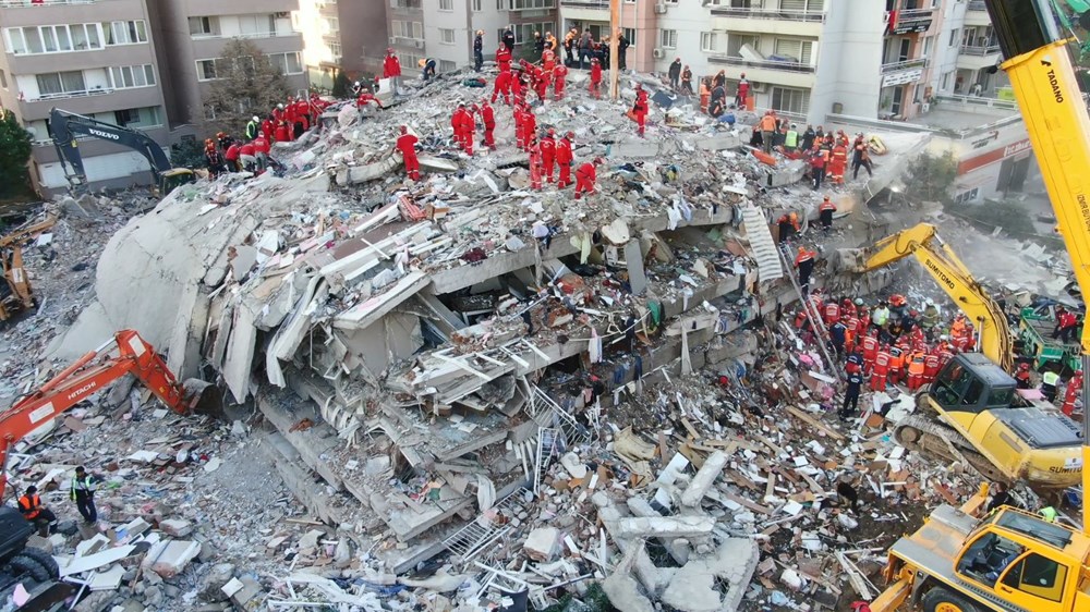 İzmir'de deprem sonrası enkaz altındakiler için zamana karşı yarış (33 saat sonra kurtarıldı) - 1