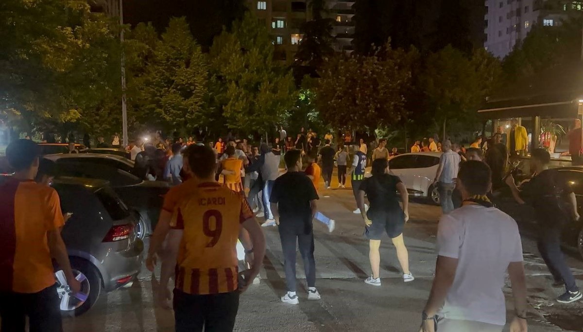 Gaziantep’te derbi sonrası taraftarlar arasında kavga çıktı Gaziantep’te derbi sonrası taraftarlar arasında kavga çıktı