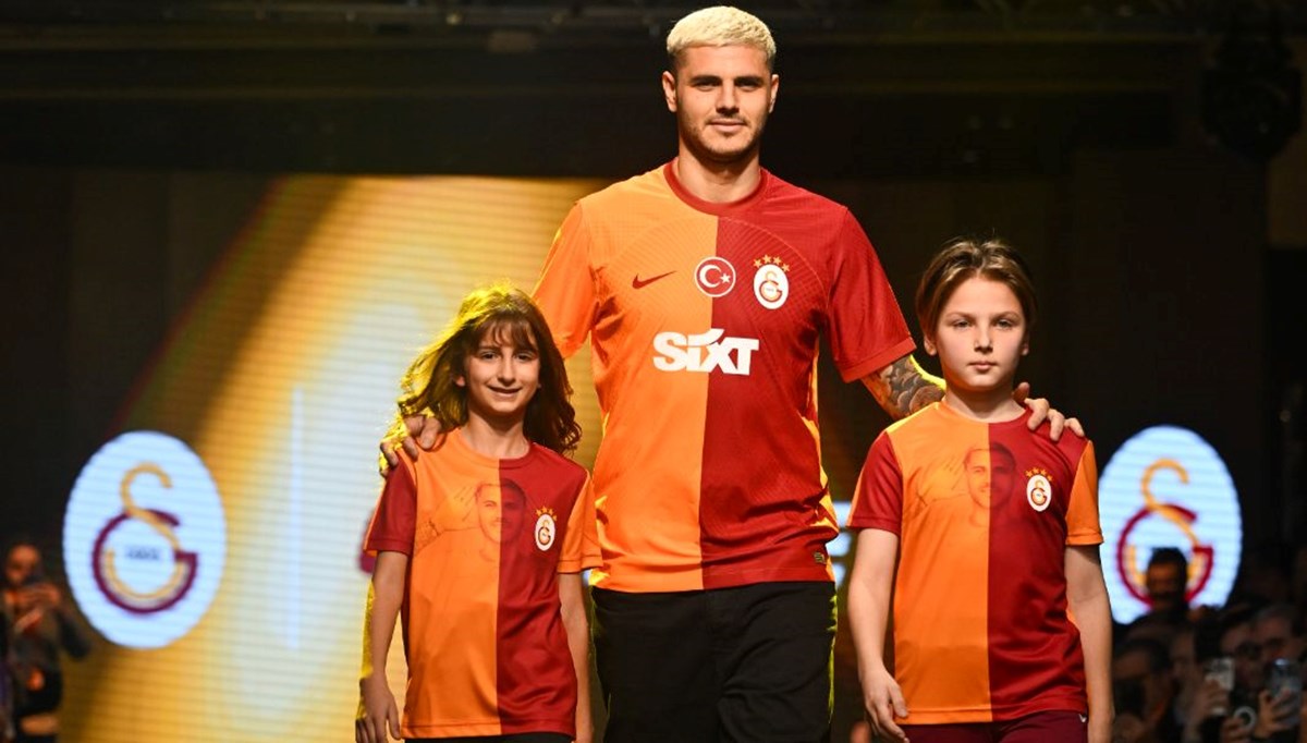 Galatasaraylı futbolcular podyumda: GS Store ürünleri Galataport'ta tanıtıldı
