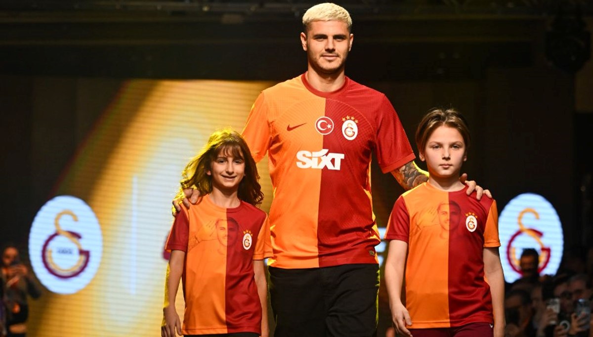 Galatasaraylı futbolcular podyumda: GS Store ürünleri Galataport'ta tanıtıldı Galatasaraylı futbolcular podyumda: GS Store ürünleri Galataport'ta tanıtıldı