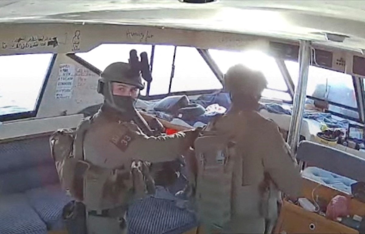 İsrail askerleri teknelere baskın düzenleyerek 201 aktivisti gözaltına aldı.