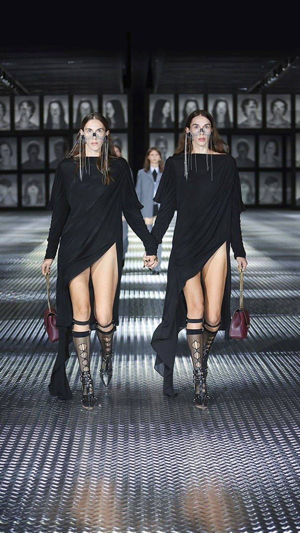 68 tek yumurta ikizi aynı defilede - 1