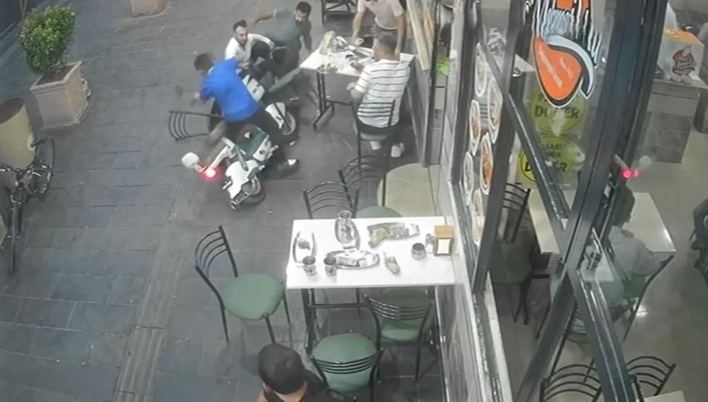 Elektrikli bisikletle yemek yiyenlerin arasına daldı