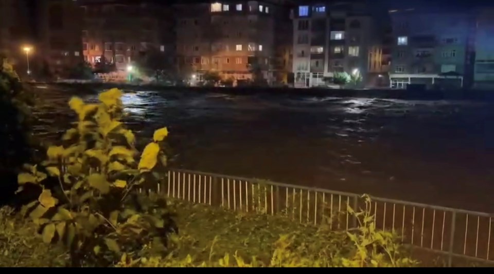 Rize'de şiddetli yağış: Sel, su baskını ve heyelan