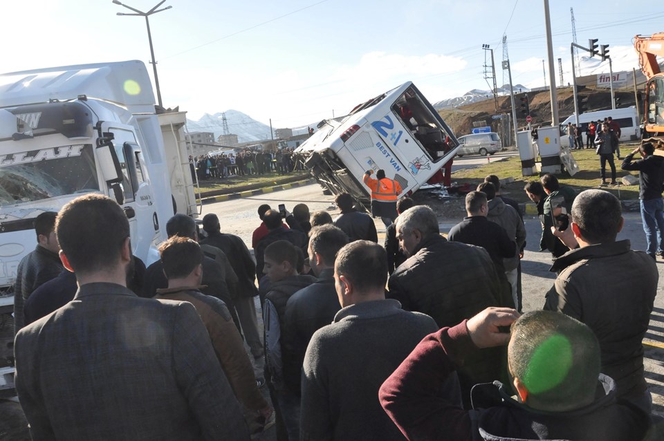 Bitlis'te yolcu otobüsü ile TIR çarpıştı: 34 yaralı - 1