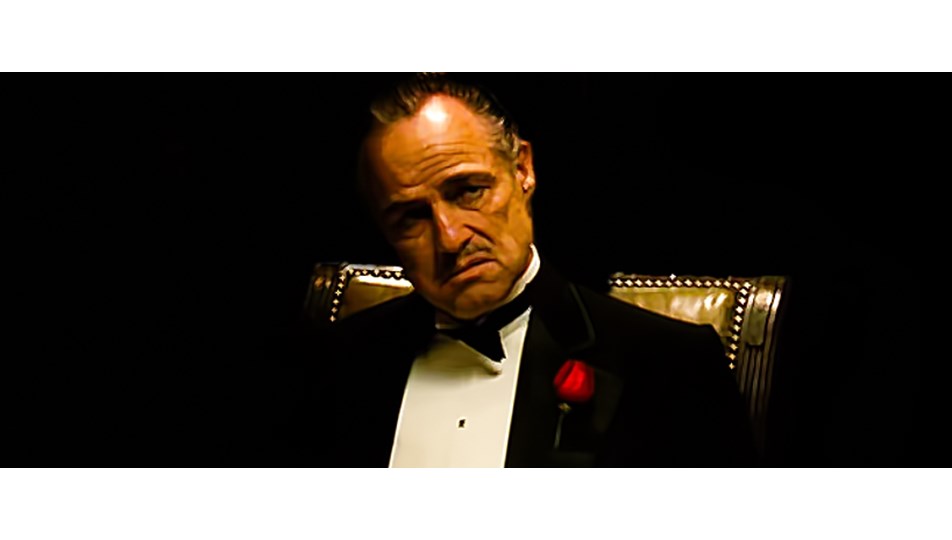 Как звали крестного отца мафии. Крестный отец Дон Корлеоне. Дон Корлеоне в кресле. Дон Корлеоне с сигарой. Дон Корлеоне крестный отец фото.