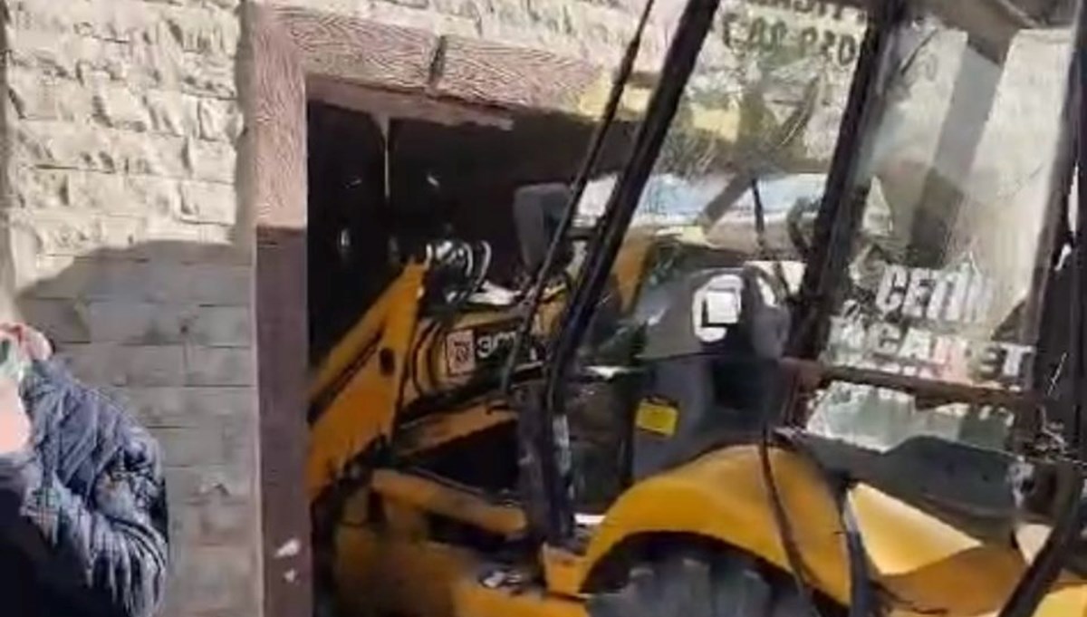 Freni arızalanan iş makinesi eve girdi: 1 yaralı Freni arızalanan iş makinesi eve girdi: 1 yaralı