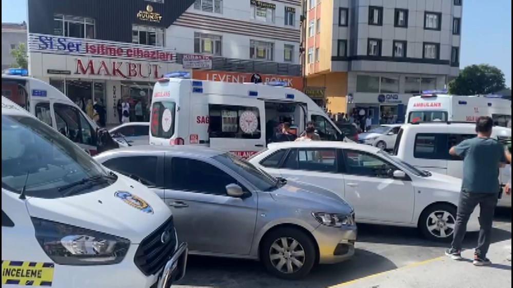 İstanbul'da cadde ortasında silahlı kavga: Yaralılar var - 4