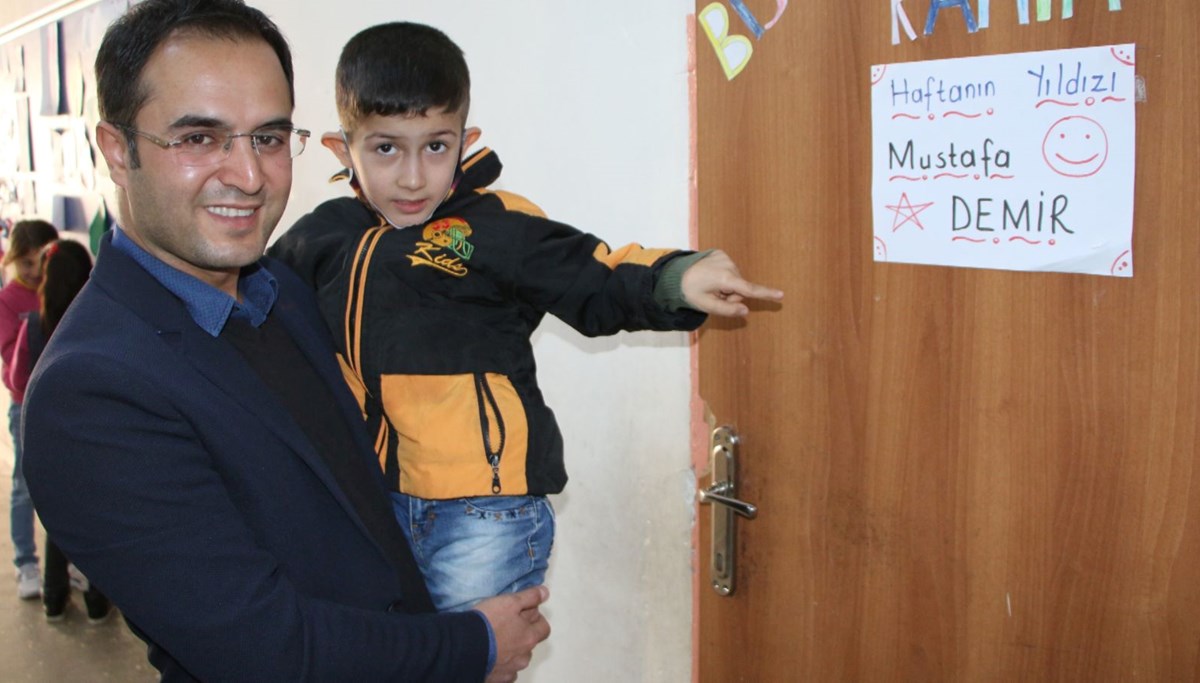 Fiziksel engelli öğrencisini kucağında taşıyor: İnsanlık görevimi yapıyorum