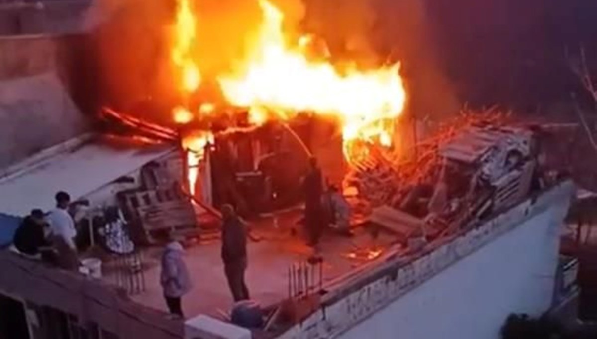Evin çatısı yandı: Mahalle duman altında kaldı Evin çatısı yandı: Mahalle duman altında kaldı