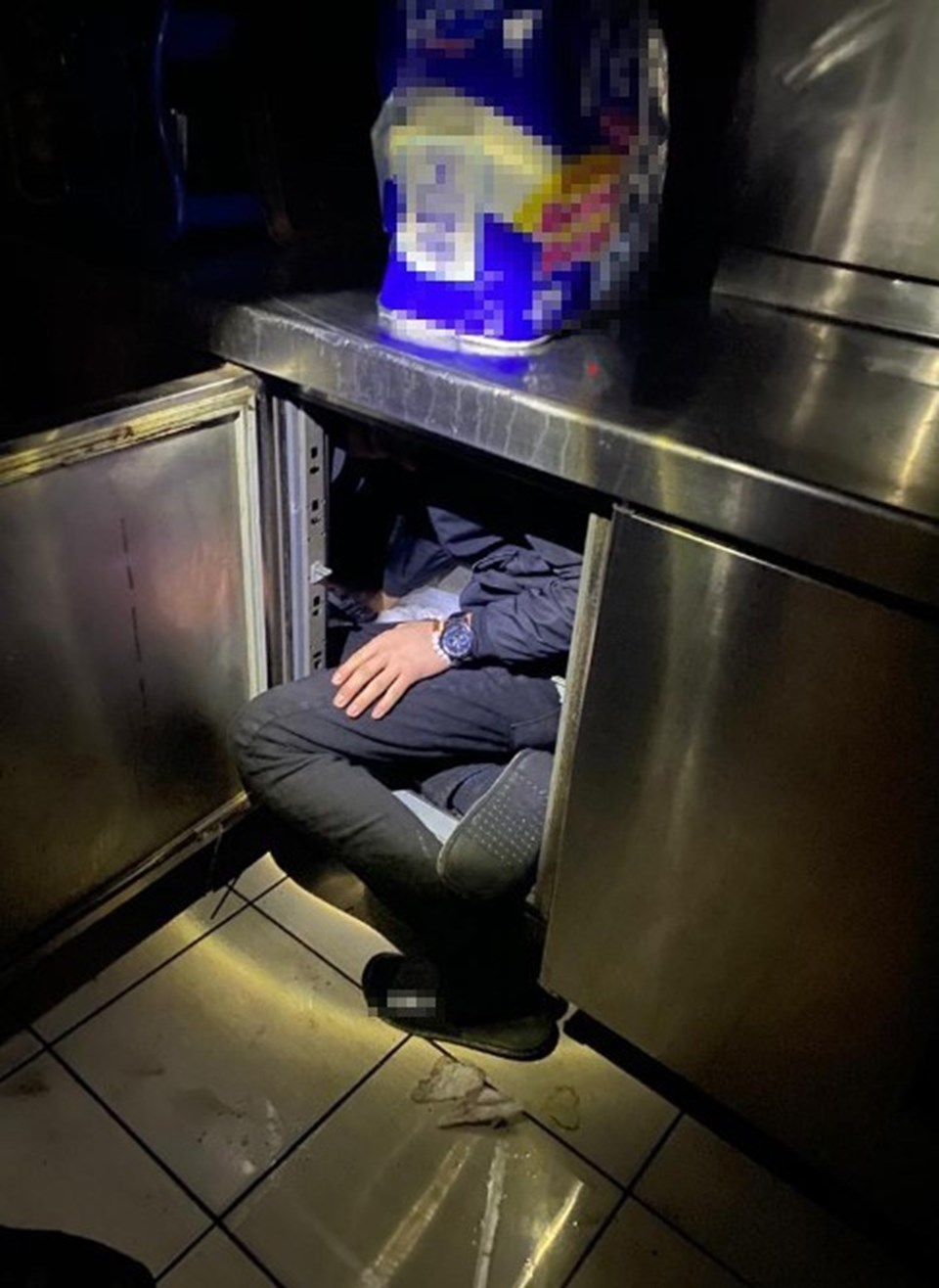 Corona virüs önlemlerine uymayan cafeye baskın: Mutfak tezgahının altına saklandılar - 1