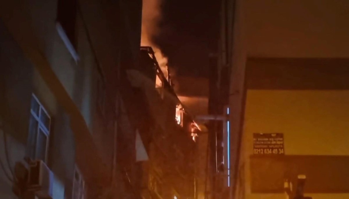 Kağıthane'de 5 katlı binanın çatısı alevlere teslim oldu Kağıthane'de 5 katlı binanın çatısı alevlere teslim oldu
