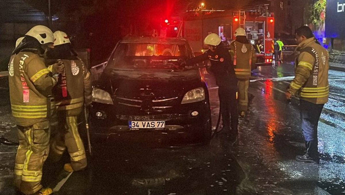 Beşiktaş'ta alev alan lüks cip kullanılamaz hale geldi Beşiktaş'ta alev alan lüks cip kullanılamaz hale geldi