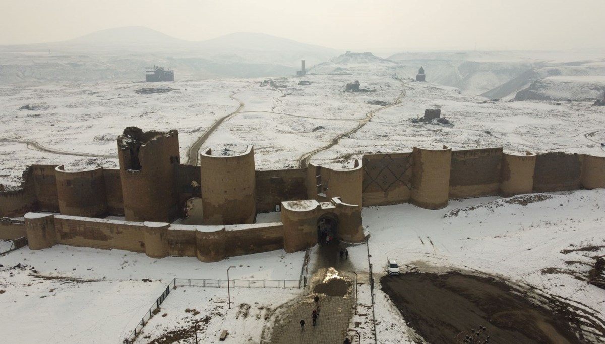 Kars'taki Ani Ören Yeri ziyaretçi akınına uğruyor