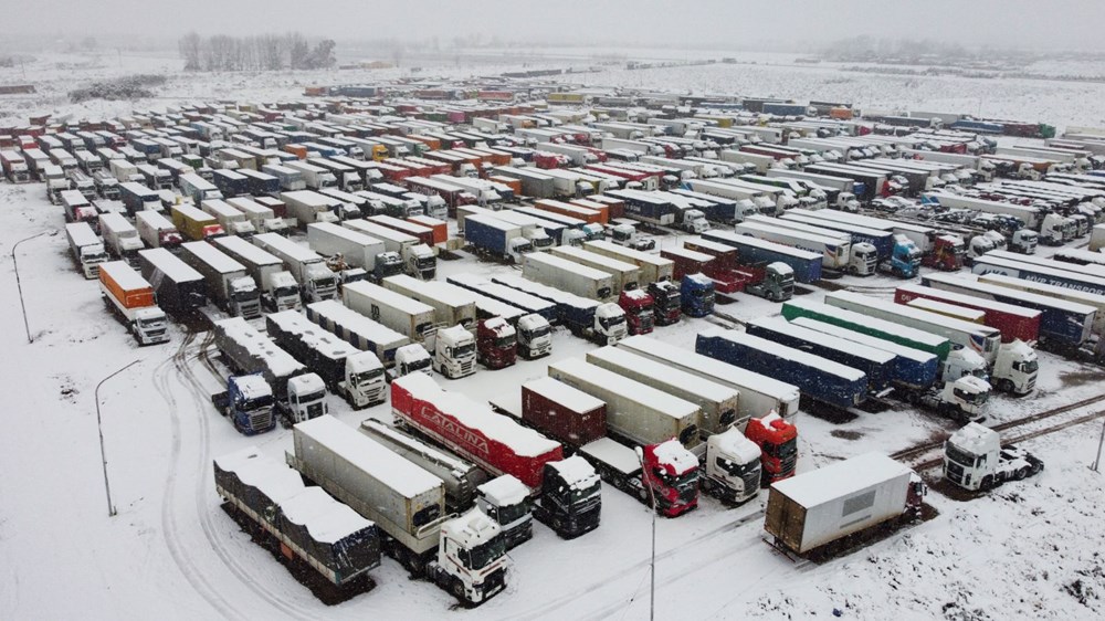 Kar fırtınası esareti: Binlerce araç sınırda mahsur kaldı - 13