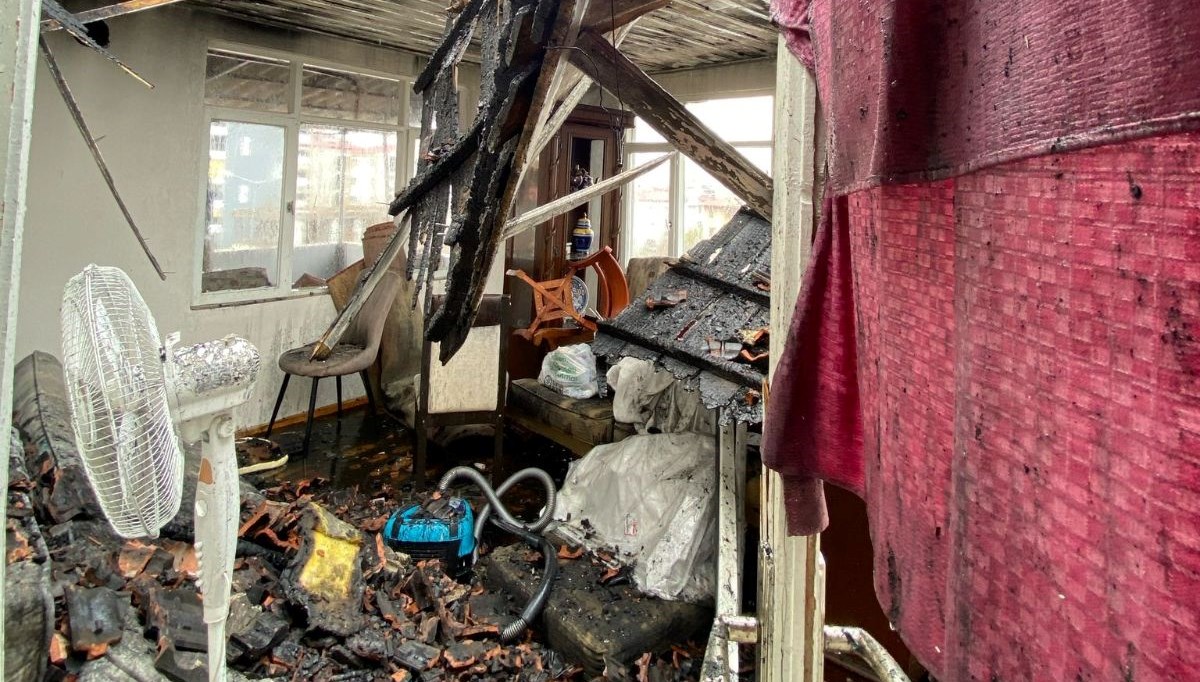 Sobadan çıkan yangın evi küle çevirdi Sobadan çıkan yangın evi küle çevirdi
