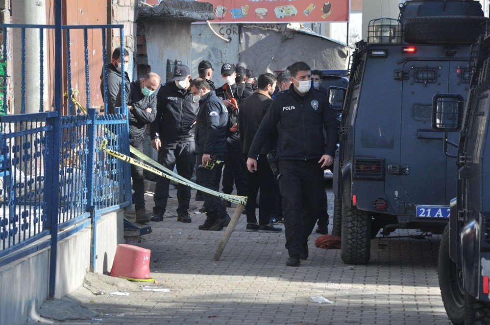 Diyarbakır'da kısıtlama gününde ortalık savaş alanına döndü: 20 yaralı - 5