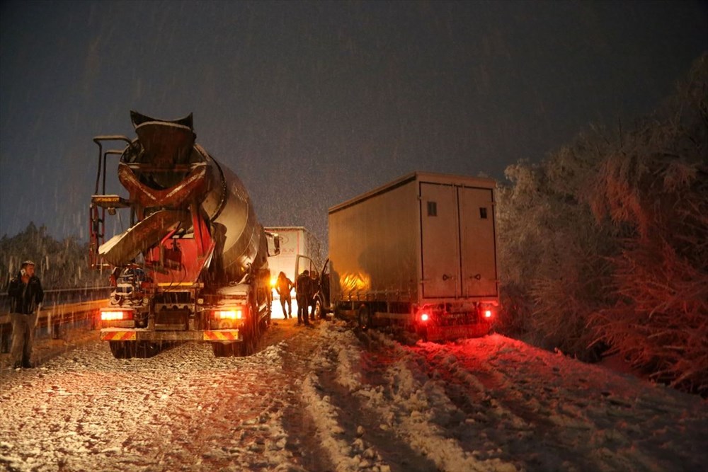 Sivas-Tokat karayolu yoğun kar yağışı dolayısıyla trafiğe kapandı - 16