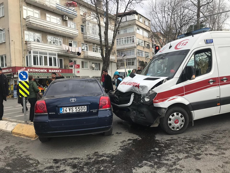 Üsküdar'da ambulansla otomobil çarpıştı: 1 yaralı - 1