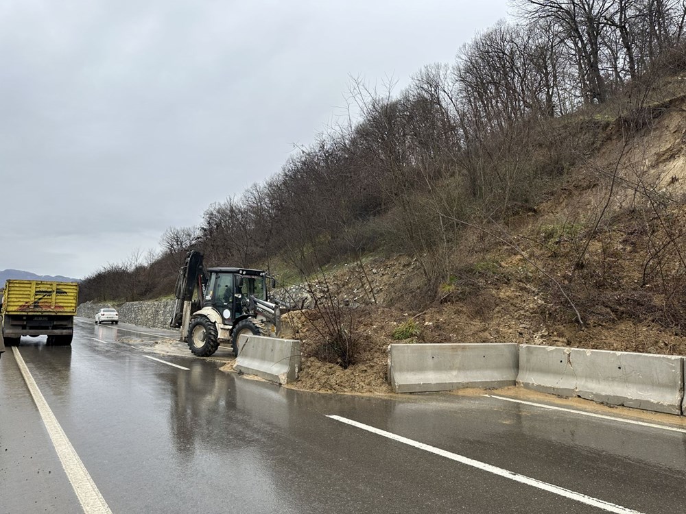 Düzce-Gölyaka Yolu'nda heyelan: Ulaşımda aksama yaşanıyor - 2
