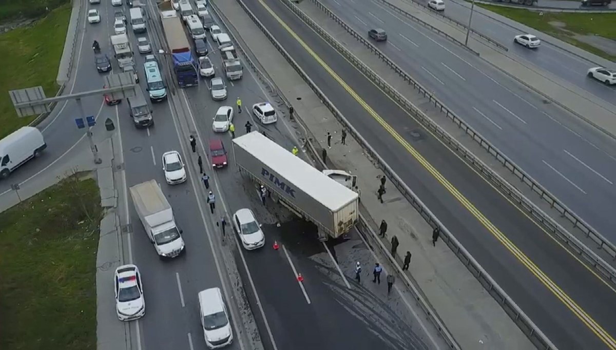 SON DAKİKA HABERİ: İstanbul'da E-5'te TIR bariyerlere çarptı, trafik durdu