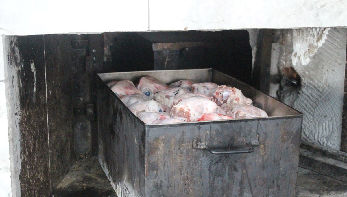 Sivas'ın yöresel lezzeti sofraların vazgeçilmezi: 14 saatte hazırlanıyor, baltayla yarılarak servis ediliyor Sivas'ın yöresel lezzeti sofraların vazgeçilmezi: 14 saatte hazırlanıyor, baltayla yarılarak servis ediliyor