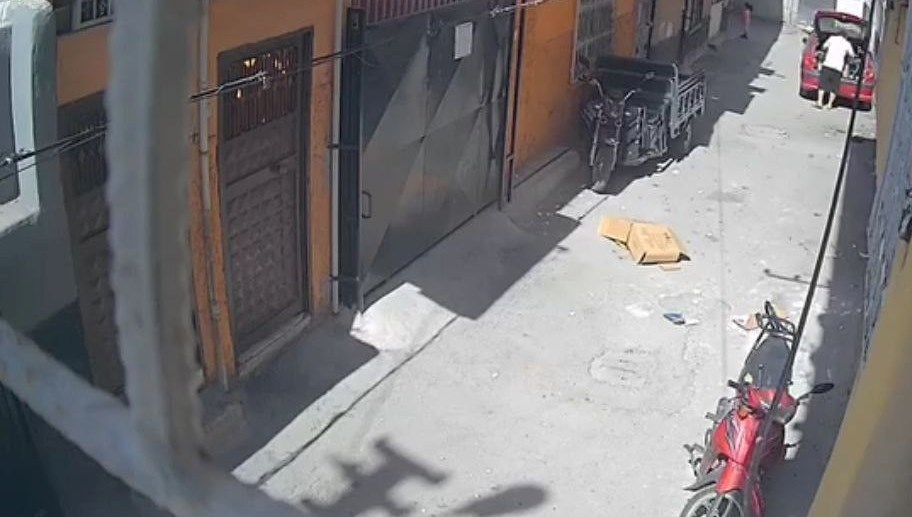 Kartonla oyun oynarken üzerinden bisiklet geçti