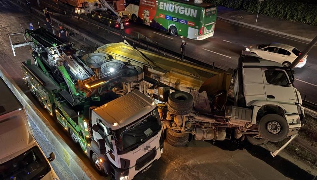 Moloz yüklü hafriyat kamyonu devrildi