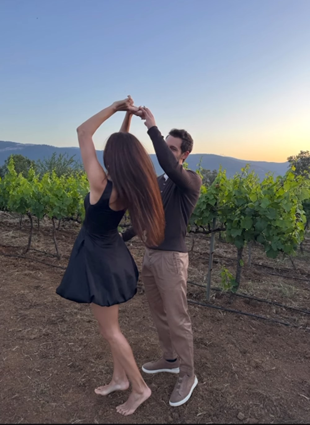 Hande Erçel ile Hakan Sabancı, ikinci yıl dönümlerini kutladı - 7