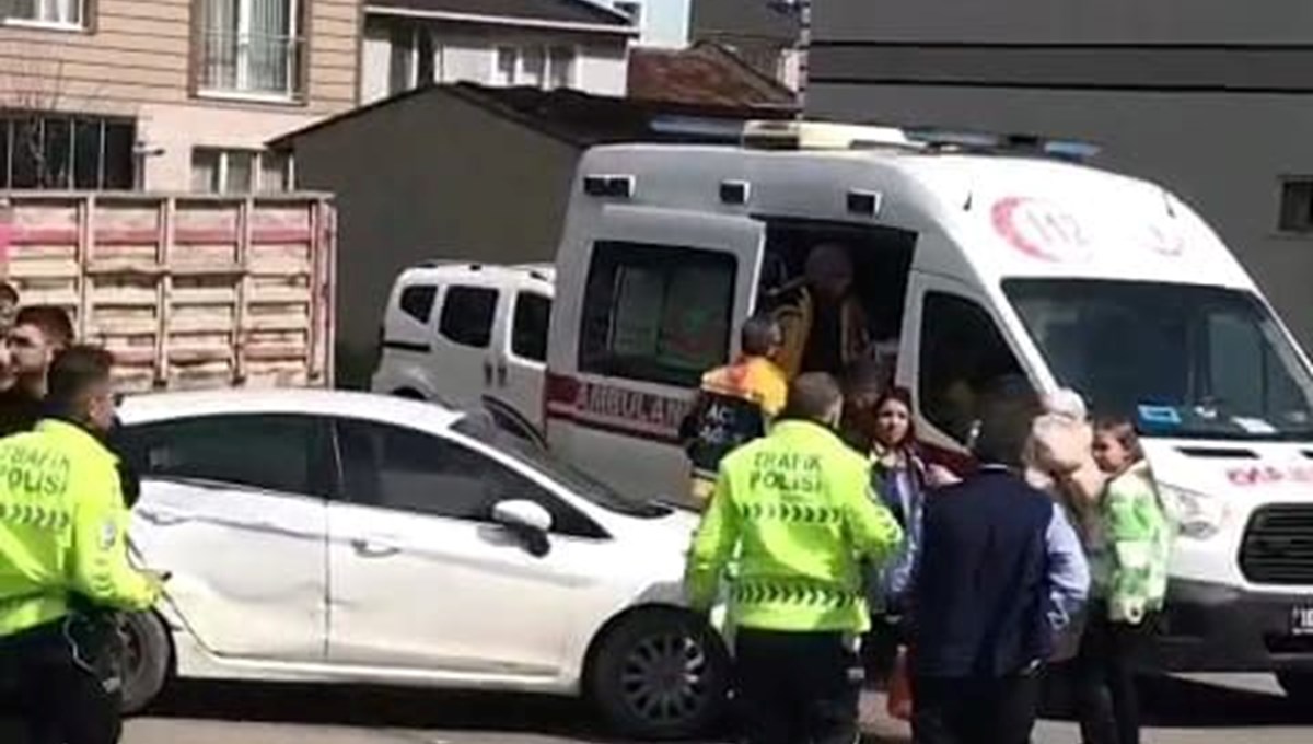 Özel halk minibüsü ile otomobil çarpıştı: 1'i bebek 4 yaralı Özel halk minibüsü ile otomobil çarpıştı: 1'i bebek 4 yaralı