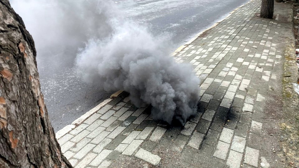 Önce patlama sesleri geldi, sonra caddeyi duman bastı - 1