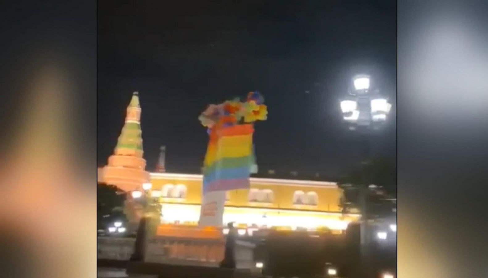 Kremlin Sarayı üzerinde LGBT bayrağı uçurdular